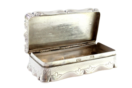  Caixa de rapé em prata guilhochada com grinaldas gravadas envolvendo cartela para monograma.